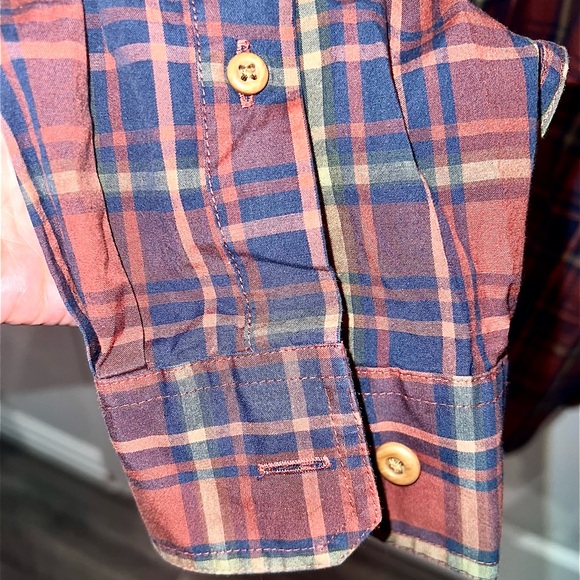 2XL. Duluth untucked slim fit button down - Picture 6 of 6